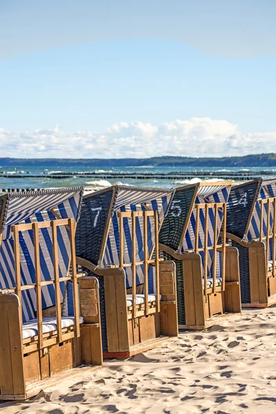 Lengyelországban a Balti-tengeri strand székek — Stock Fotó