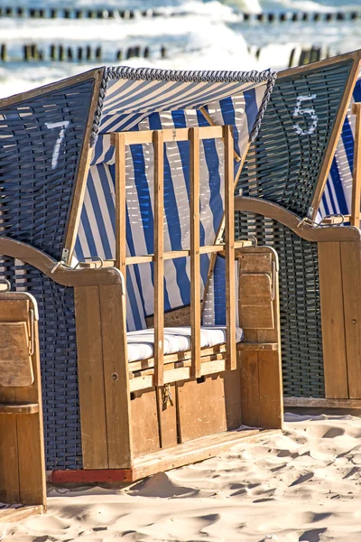 Sillas de playa en el Mar Báltico en Polonia — Foto de Stock