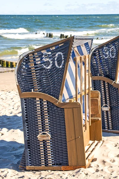 Lengyelországban a Balti-tengeri strand székek — Stock Fotó