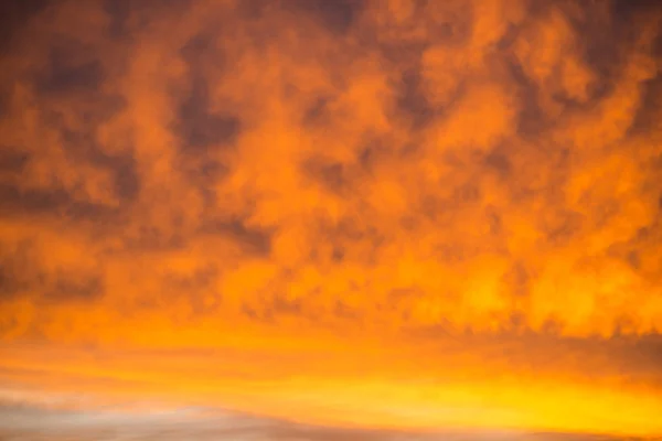 Cielo con nubes rojas durante el amanecer — Foto de Stock