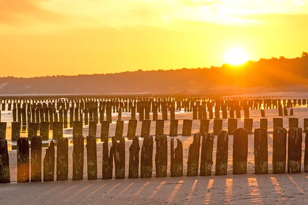 Salida del sol sobre el mar Báltico con arenas — Foto de Stock