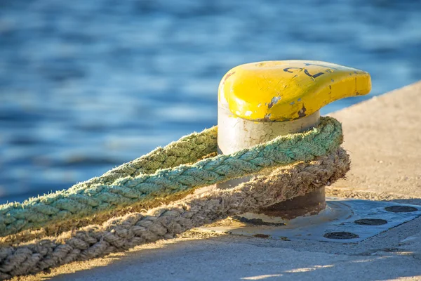 Pollare med förtöjning linjer — Stockfoto