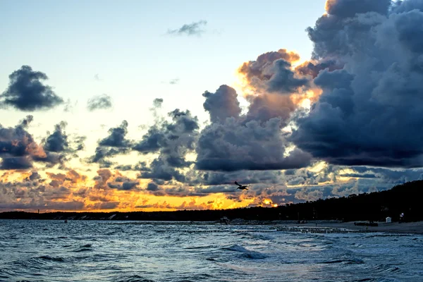 Mar Báltico en Polonia, Playa de Ustka al amanecer — Foto de Stock