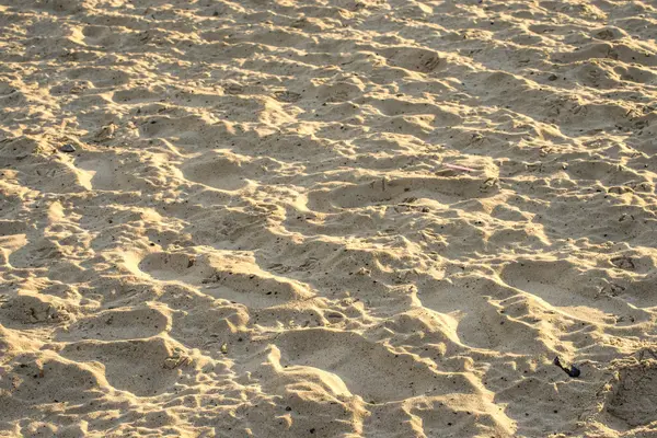 Sanden på en strand med vågor — Stockfoto
