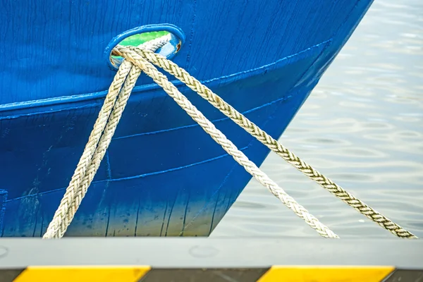 锚泊线的一艘拖网渔船 — 图库照片