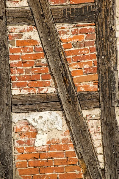 Ziegelwand eines alten Fachwerkhauses — Stockfoto