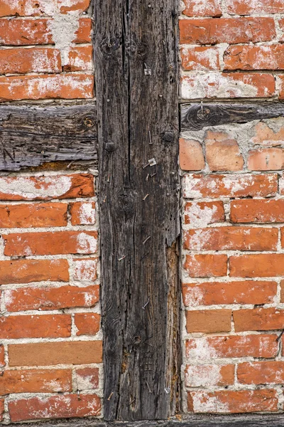 Bakstenen muur van een oude frame huis — Stockfoto