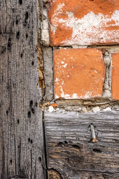 Eski bir çerçeve ev tuğla duvar — Stok fotoğraf