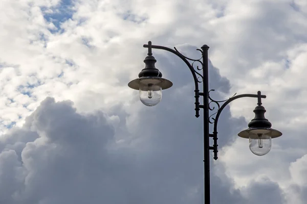 Lanterna stradale con cielo scuro nuvoloso — Foto Stock