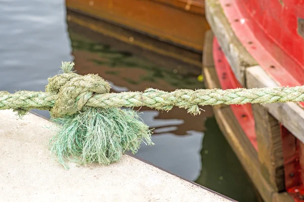 Amarre de un arrastrero con nudo — Foto de Stock