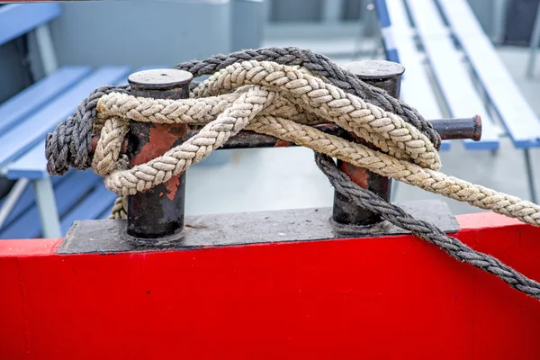 Taquet avec amarre d'un bateau — Photo