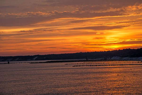 Sonnenaufgang über der Ostsee mit Groynes — Stockfoto