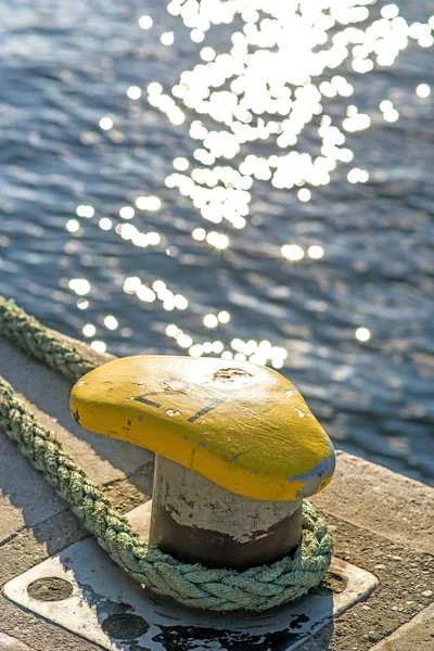 Bolder op een pier — Stockfoto