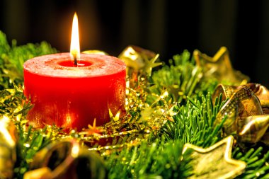 Advent çelenk üzerinde mum