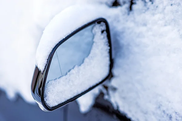 Neve su uno specchio dell'automobile — Foto Stock