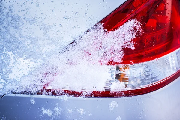 Śnieg na światła samochodu — Zdjęcie stockowe