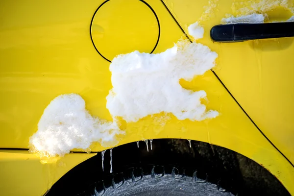 Bir araba kar — Stok fotoğraf