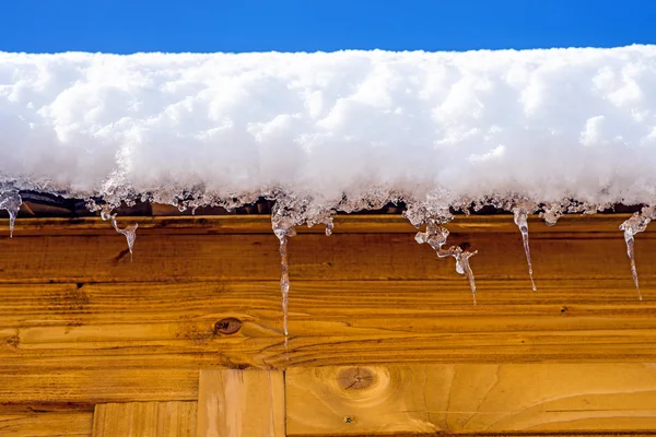 Деревянная каюта со снежной шапкой — стоковое фото