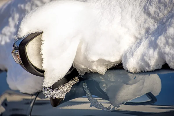 Снег на зеркале автомобиля — стоковое фото