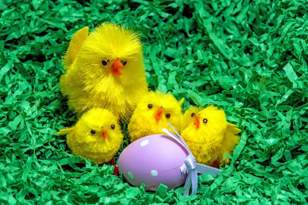 Osterkorb mit bemalten Eiern und Geboten — Stockfoto