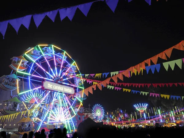 Karnevalstivolit Ferris Wheel Den Lokala Marknaden Templet Rättvist Triangelflagga Garland — Stockfoto