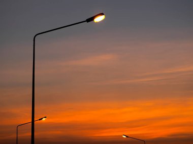 Alacakaranlıkta sokak ışıkları ve gökyüzü