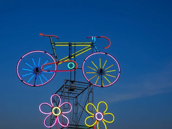 可爱的自行车形状的霓虹灯标志 狂欢节的晚上 — 图库照片