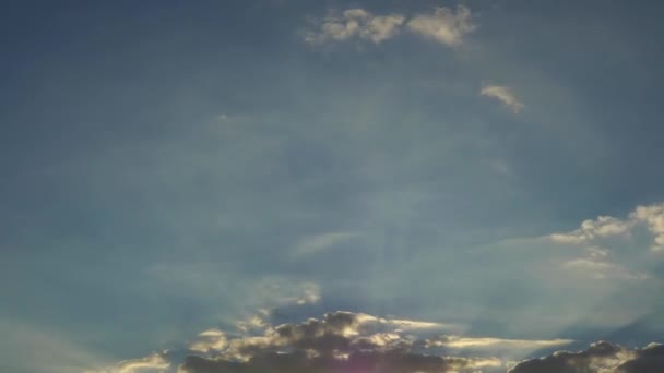 Morgenhimmel Mit Sonnenstrahlen Schöne Wolken Fliegen Den Blauen Himmel Rollende — Stockvideo