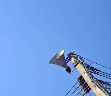 Duyuru. Hoparlör açık. Açık gökyüzüne karşı hoparlör. Temiz gökyüzü. yüksek.