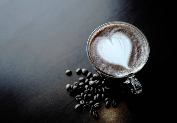 Herz Mokka Und Gerösteten Kaffeebohnen — Stockfoto