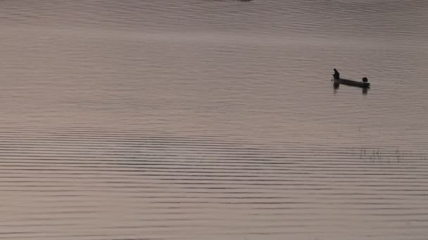 Paisagem Minimalista Com Pescadores Pescador Barco Pôr Sol — Vídeo de Stock