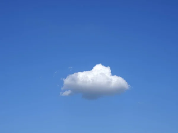 Single Cloud Pěkný Mrak Jasnou Oblohou Pozadí — Stock fotografie