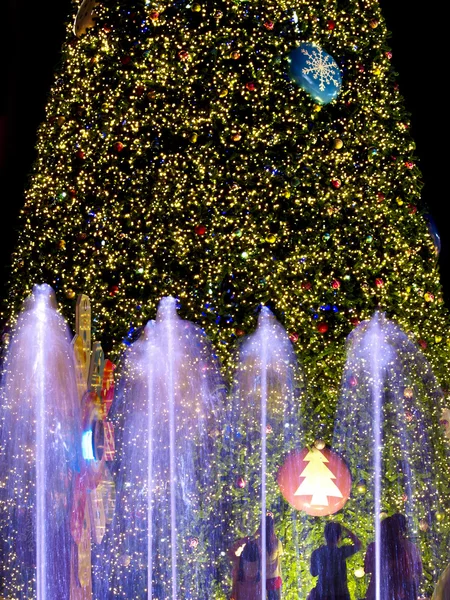 Uma visão noturna em festivais de Natal . — Fotografia de Stock