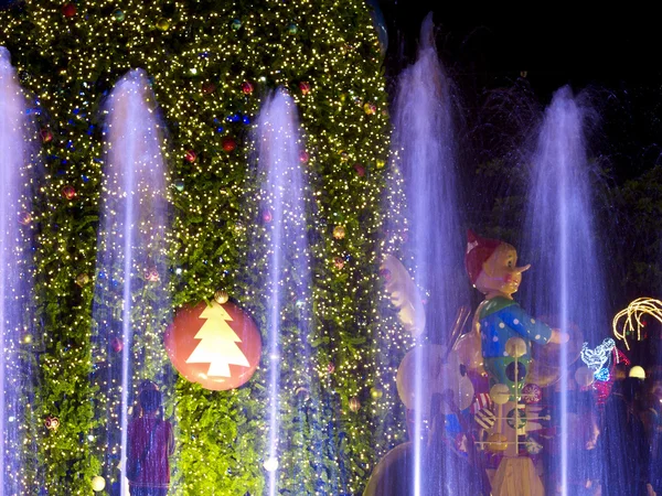 Uma visão noturna em festivais de Natal . — Fotografia de Stock