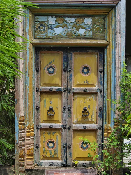 Old door asia style in the garden — Stock Photo, Image