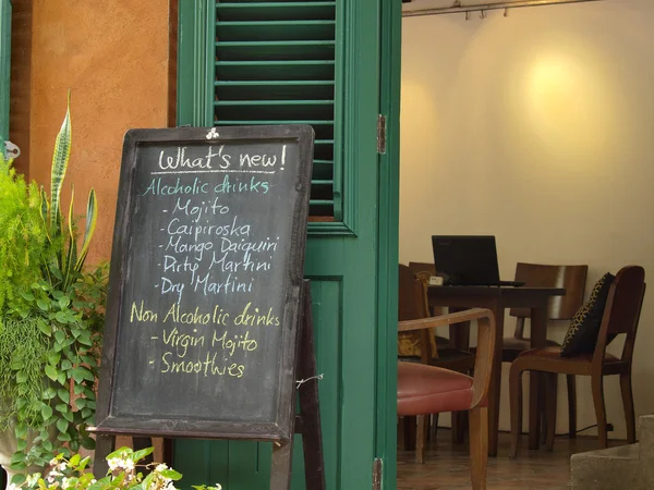 Street café meny skriven med krita på en svart tavla — Stockfoto