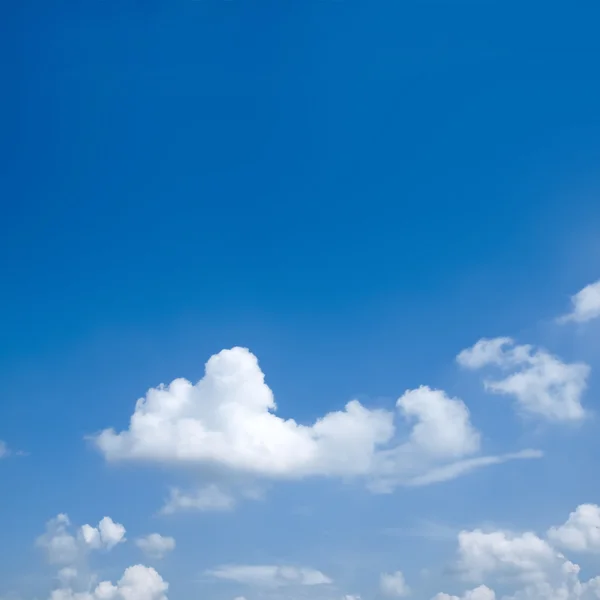 O belo céu com nuvens brancas . — Fotografia de Stock