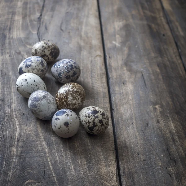 Huevos de codorniz sobre la mesa — Foto de Stock