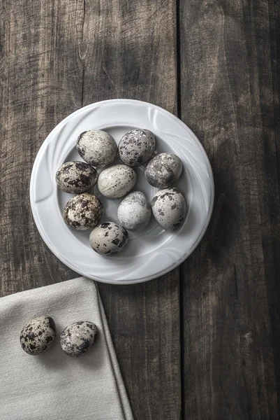 Huevos de codorniz sobre la mesa — Foto de Stock