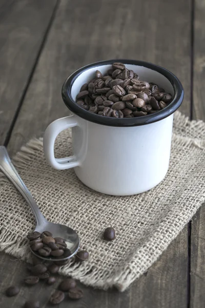 Coffee beans in an enamel mug. — Stock Photo, Image
