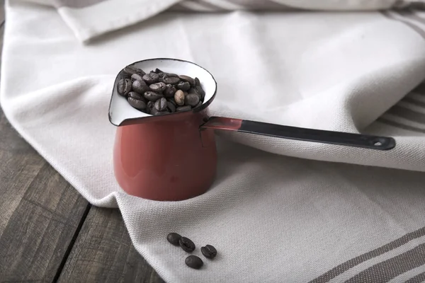Granos de café en una taza de esmalte . — Foto de Stock