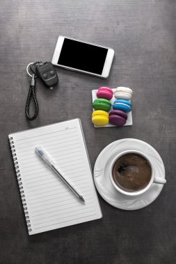  fincan kahve ve renkli macaroons 