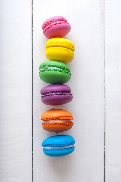 Macarons colorés sur fond en bois — Photo