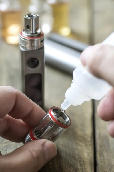 E-sigara ile lots-in farklı yeniden doldurmak şişe — Stok fotoğraf