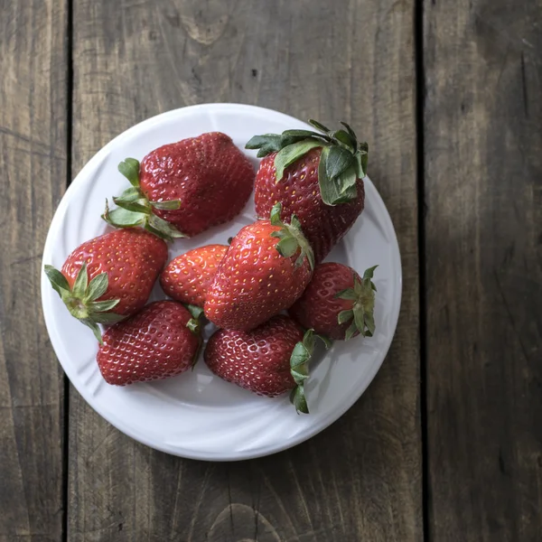 Placa blanca con fresas frescas — Foto de Stock