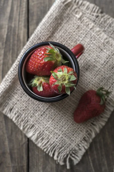 Taza de esmalte vintage llena de fresas frescas — Foto de Stock