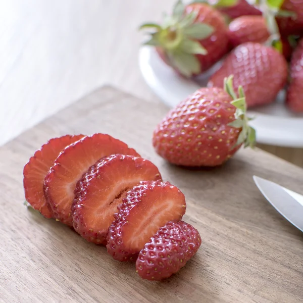 Rebanadas de fruta en una tabla de cortar — Foto de Stock