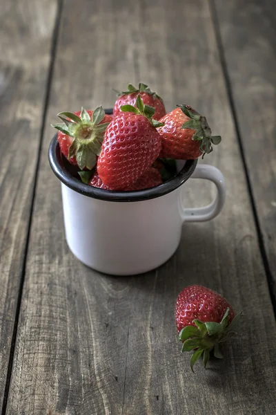 Vintage enamel mug filled with fresh strawberries — Stock Photo, Image