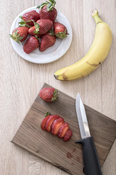 Fatias de fruto em uma tábua de corte — Fotografia de Stock