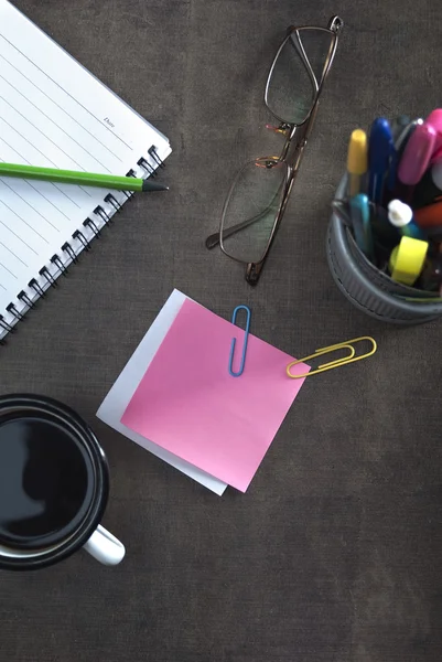 Travailler sur une table en bois — Photo